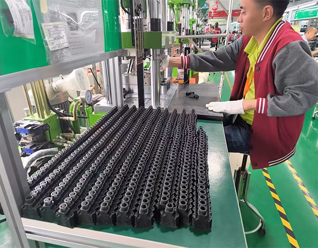 Cubrecables DVI en sobremoldeo por inyección a baja presión